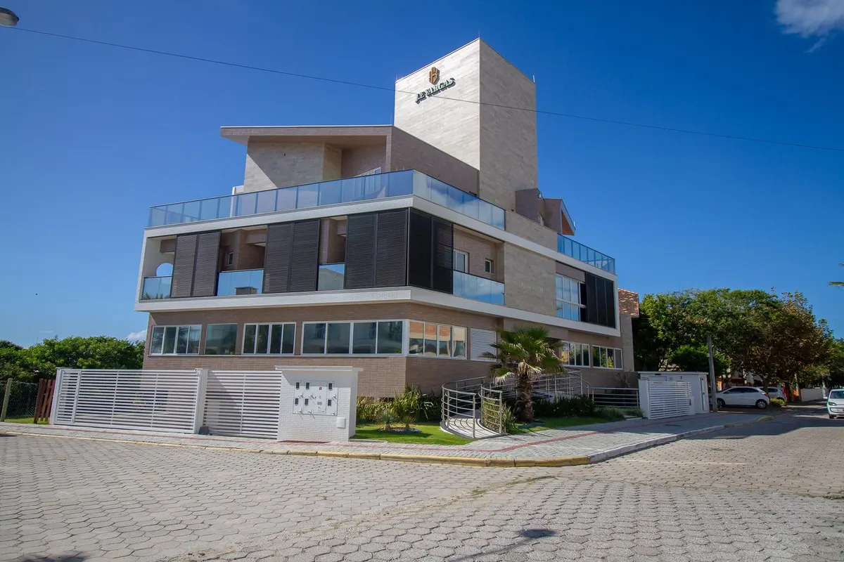 Residência com guarda-corpos de vidro nas sacadas