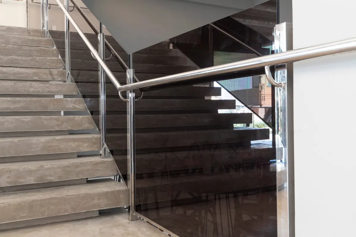 Corrimão de inox acompanhando uma escadaria