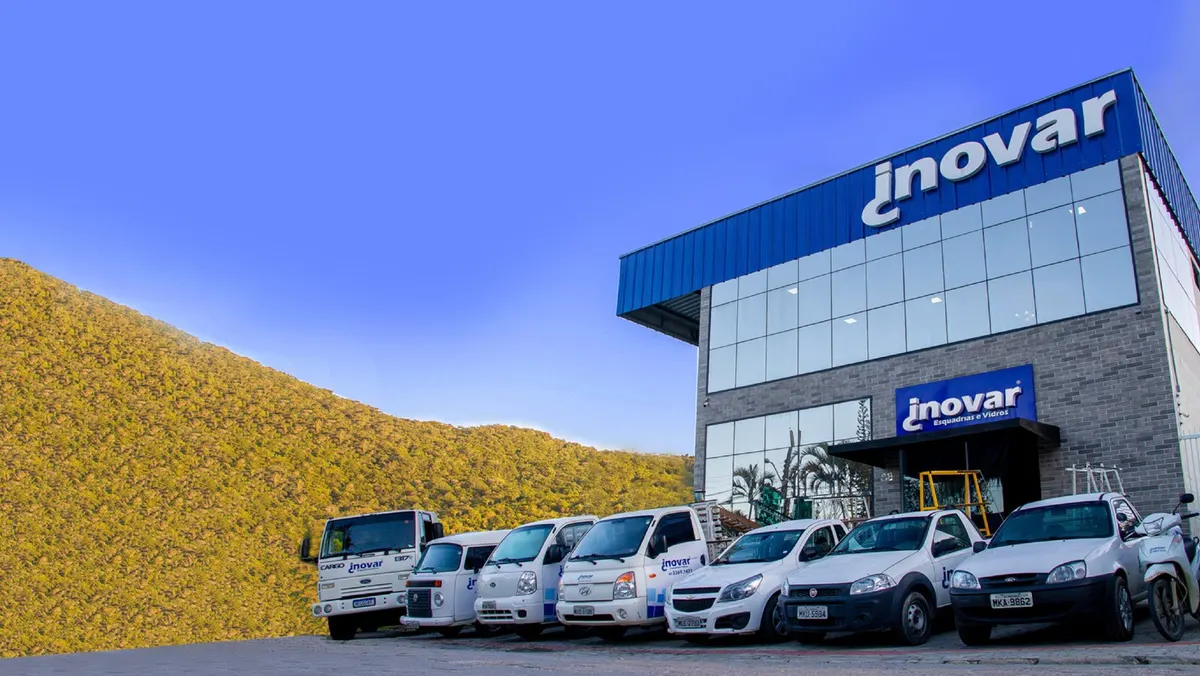 Fachada envidraçada da sede da Inovar