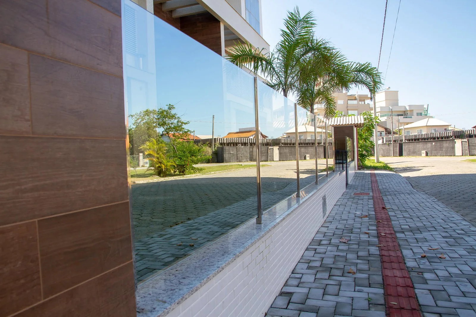 Muro de vidro acompanhando a calçada